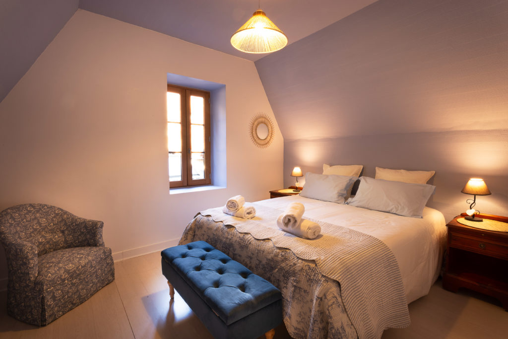 Une des deux chambres du Logis à Sarlat, avec lit double et chevets